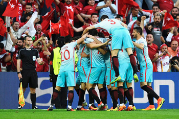EURO 2016: Xorvatiya lider oldu, Türkiyə şansını saxladı - VİDEO